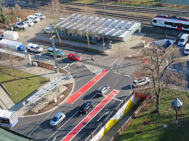 Das Bild zeigt die Kreuzung Luisen- un...trae mit rot markierten Fahrradspuren  | Foto: Peter Gerigk