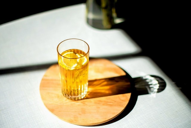 Sommer im Glas: Fr eine gute Flssigk...trnke bei Zimmertemperatur am besten.  | Foto: Zacharie Scheurer (dpa)