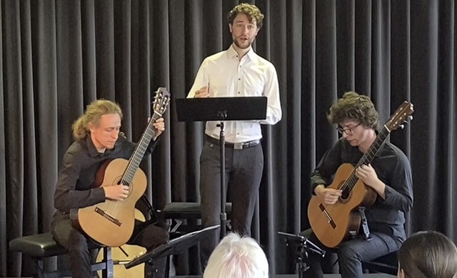 Das Trio Gitarromatico mit Florin Emha...fer und Adrian Brenneisen (von links)  | Foto: Christian Ktemeier