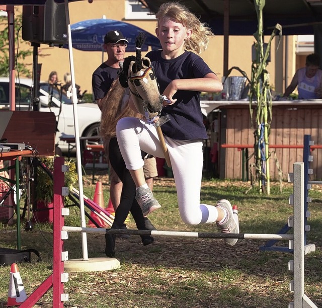 Reiten und Springen mit dem Steckenpfe...t der Hobby Horsing Club Kaiserstuhl.   | Foto: Jrgen Schweizer