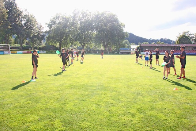 An diesem Trainingsabend drfen die Fr...printen, hechten und dann Pizza essen.  | Foto: Helene Altgelt