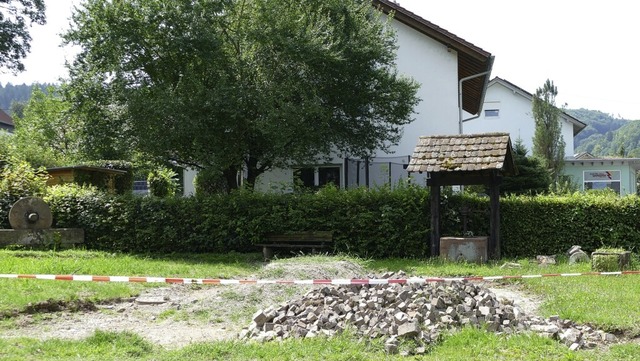 Der alte Brunnen auf dem Platz nahe de.... Das Areal soll neu gestaltet werden.  | Foto: Beate Zehnle-Lehmann