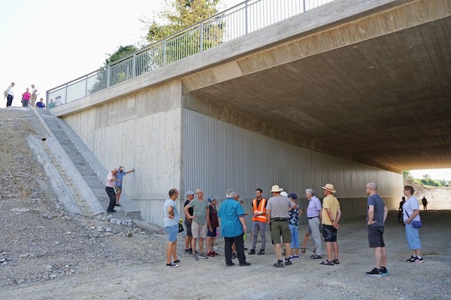 Die neue Unterfhrung der Solvaystrae...gangs mit Anwohnerinnen und Anwohnern.  | Foto: Regierungsprsidium Freiburg