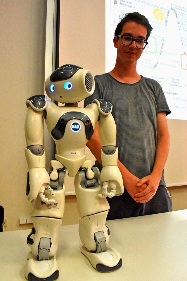 Moritz Demmer mit dem &#8222;intelligenten&#8220; Roboter Nao.  | Foto: Thomas Loisl Mink