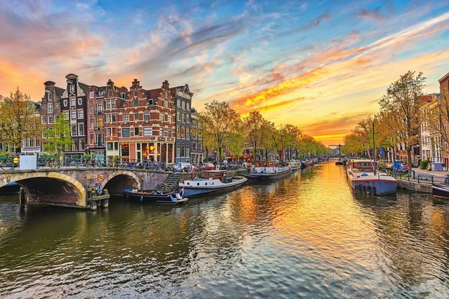 Sonnenuntergang in Amsterdam: Malerisc... Gebude erstrahlen in goldenem Licht.  | Foto: Noppasin Wongchum/Shutterstock.com