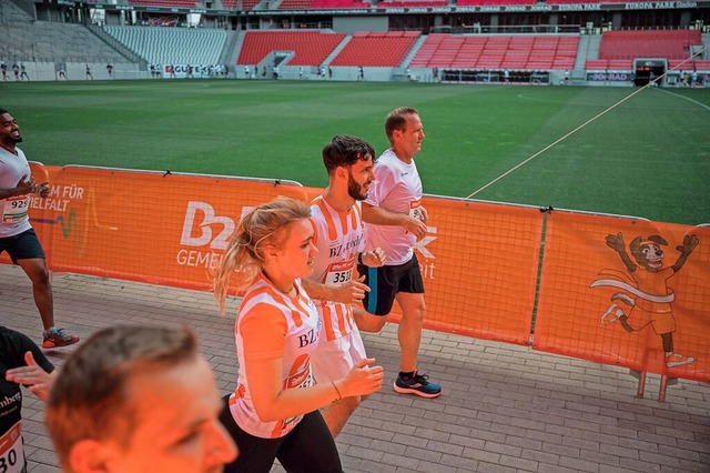 Endspurt! Timo und Elisa beim Zieleinlauf des B2Run.  | Foto: Johannes Meger Photography