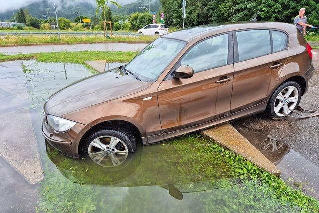 Heftige Regenflle: Auto geht am Badeparadies Titisee baden