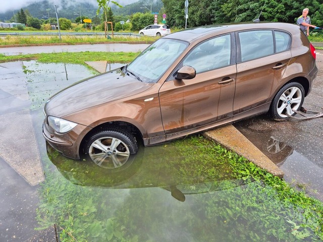 Dieses Fahrzeug konnte nur noch ein Ab...t aus seiner misslichen Lage befreien.  | Foto: Martin Ganz