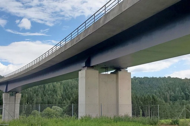 Die Gauchachtalbrcke wartet noch immer auf ihren Zwilling.  | Foto: Stefan Mertlik