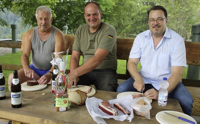 Wolfgang Paul vom Bauhof Todtmoos (von...esten den neuen Rastplatz in Todtmoos.  | Foto: Andreas Bhm