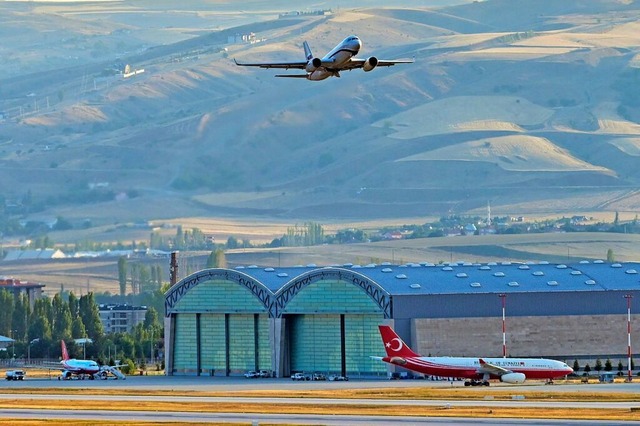 Ein russisches Flugzeug das vermutlich...rt, verlsst den Flughafen von Ankara.  | Foto: Uncredited (dpa)