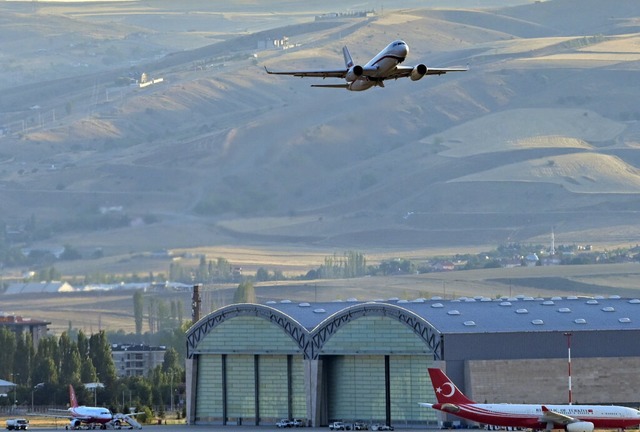 Ein Flugzeug, das vermutlich aus Russl...rt, verlsst den Flughafen von Ankara.  | Foto: Uncredited (dpa)