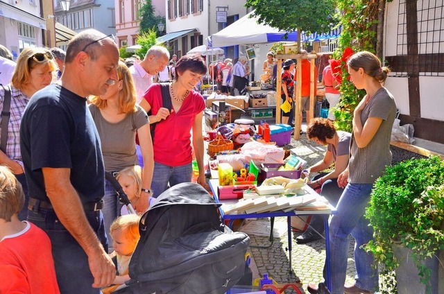 Beim Altstadt-Flohmarkt in Emmendingen...r Innenstadt ist ab sechs Uhr erlaubt.  | Foto: Dieter Erggelet