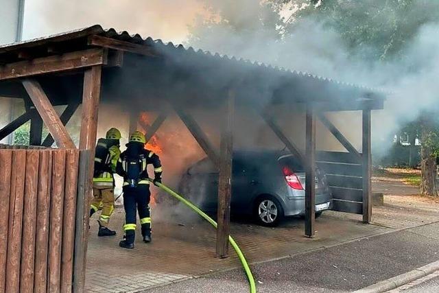 Auto steht in Neuenburg in Flammen – Feuerwehr verhindert bergreifen auf Wohnhaus