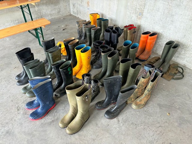 Unter den Beweismitteln beim Tatverdchtigen waren auch 35 Paar Gummistiefel.  | Foto: Polizeiprsidium Offenburg