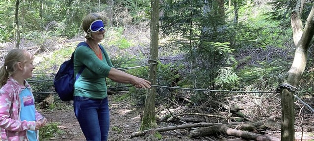 &#8222;Blind&#8220; im Wald unterwegs ..., erfordert den Einsatz anderer Sinne.  | Foto: Verein