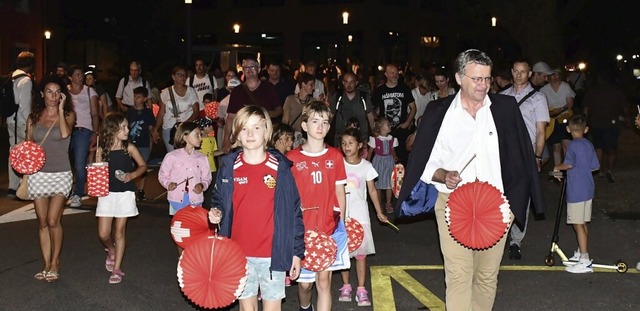 Der Lampionumzug wurde von Stadtammann Franco Mazzi angefhrt.  | Foto: Heinz und Monika Vollmar