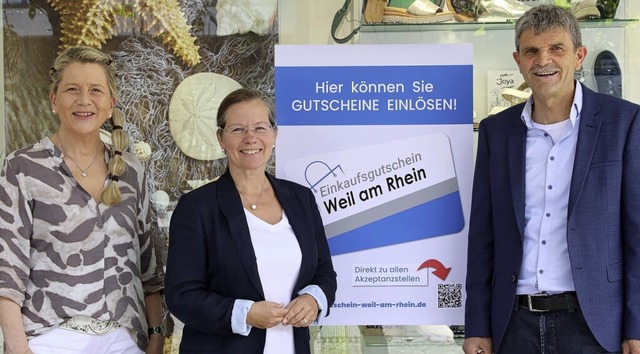 Gutschein kommt an: Daniela Heim, Leit...chftsfhrer Peter Krause (von links).  | Foto: Stadt Weil