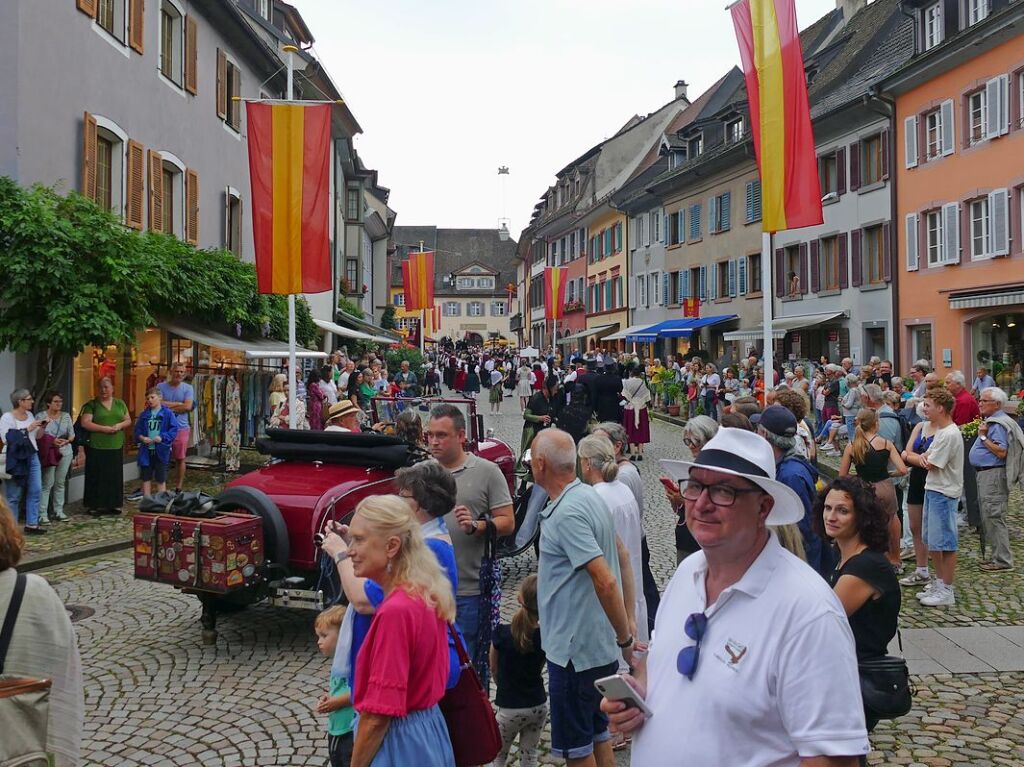 Umzug, Krnung, Erffnung – beim Markgrfler Weinfest, wei man, was man bekommt: eine neue Weinprinzessin und 300 verschiedene Tropfen aus der Region. Bis Montag wird nun gefeiert.