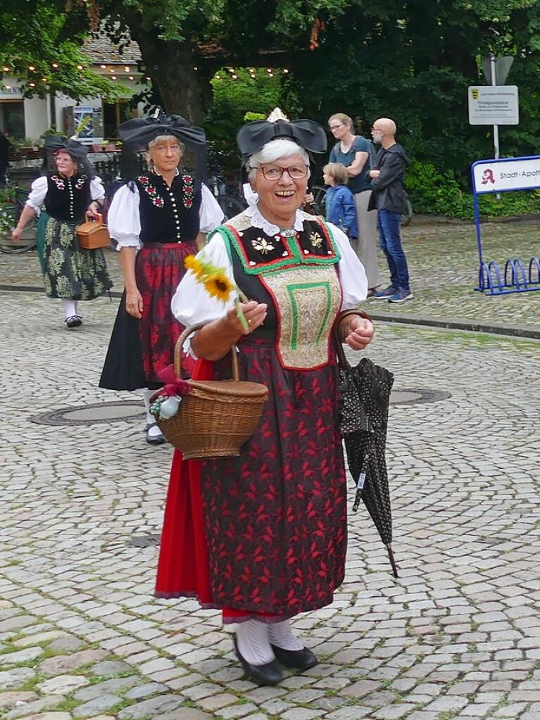 Umzug, Krnung, Erffnung – beim Markgrfler Weinfest, wei man, was man bekommt: eine neue Weinprinzessin und 300 verschiedene Tropfen aus der Region. Bis Montag wird nun gefeiert.