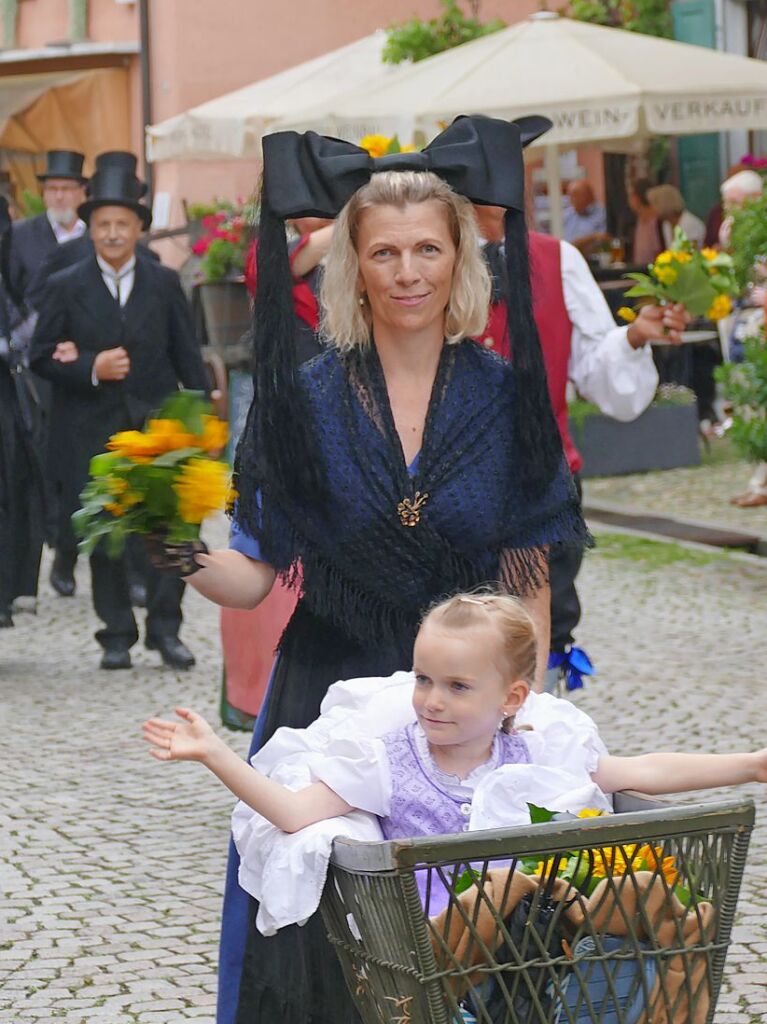 Umzug, Krnung, Erffnung – beim Markgrfler Weinfest, wei man, was man bekommt: eine neue Weinprinzessin und 300 verschiedene Tropfen aus der Region. Bis Montag wird nun gefeiert.