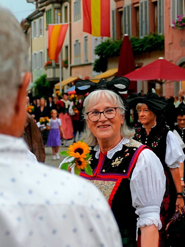 Umzug, Krnung, Erffnung – beim Markgrfler Weinfest, wei man, was man bekommt: eine neue Weinprinzessin und 300 verschiedene Tropfen aus der Region. Bis Montag wird nun gefeiert.