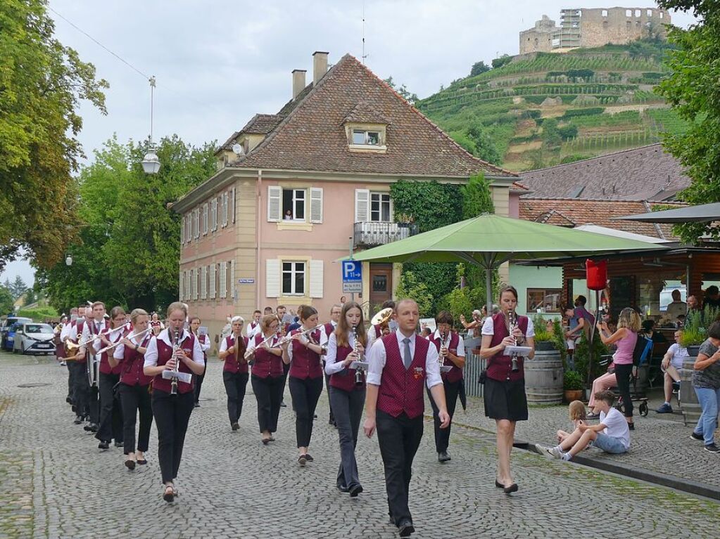 Umzug, Krnung, Erffnung – beim Markgrfler Weinfest, wei man, was man bekommt: eine neue Weinprinzessin und 300 verschiedene Tropfen aus der Region. Bis Montag wird nun gefeiert.