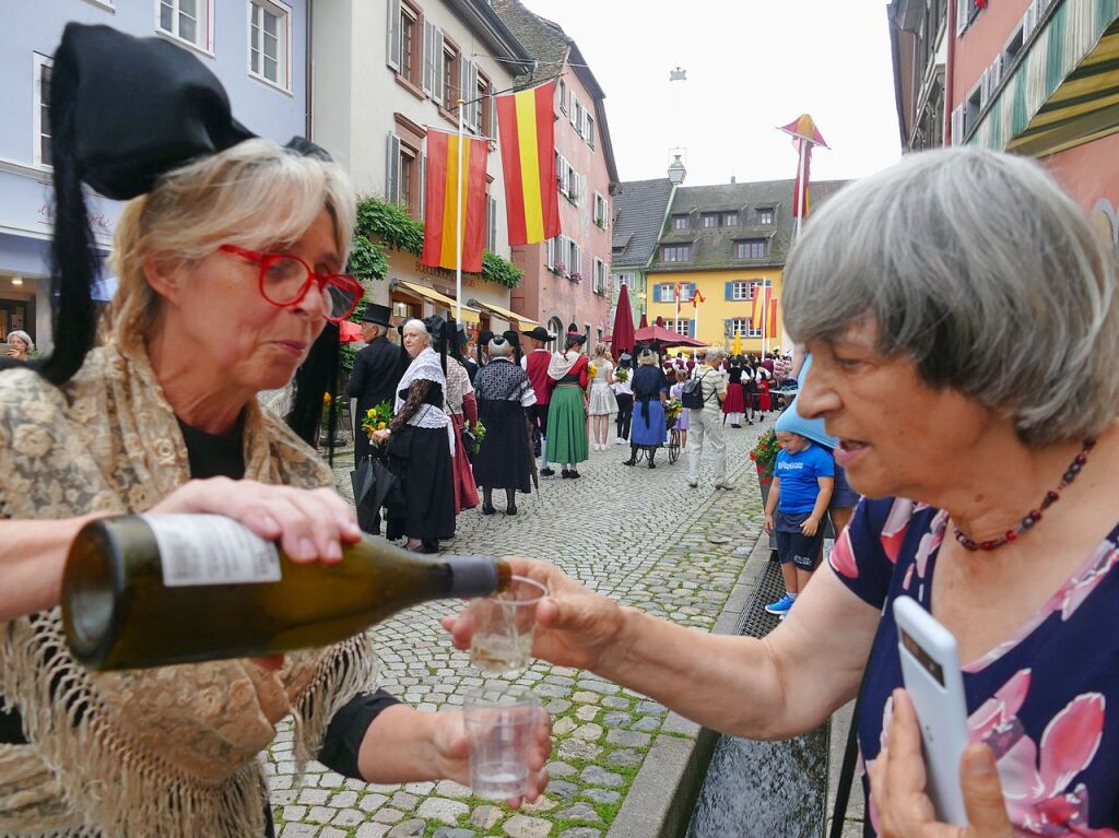 Umzug, Krnung, Erffnung – beim Markgrfler Weinfest, wei man, was man bekommt: eine neue Weinprinzessin und 300 verschiedene Tropfen aus der Region. Bis Montag wird nun gefeiert.