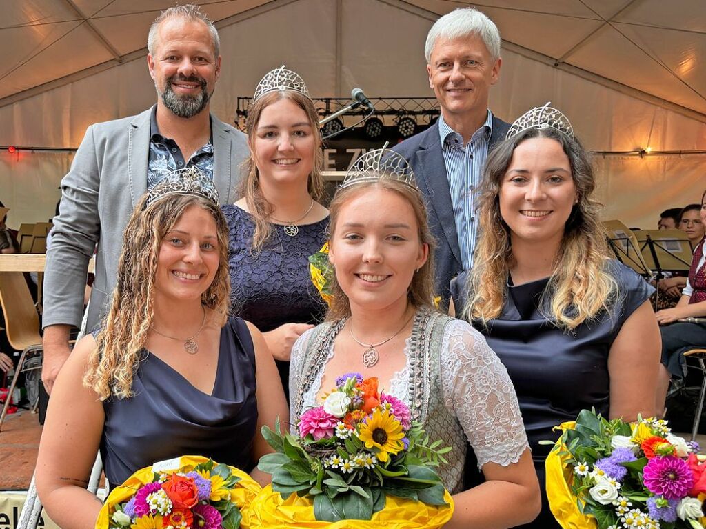 Umzug, Krnung, Erffnung – beim Markgrfler Weinfest, wei man, was man bekommt: eine neue Weinprinzessin und 300 verschiedene Tropfen aus der Region. Bis Montag wird nun gefeiert.