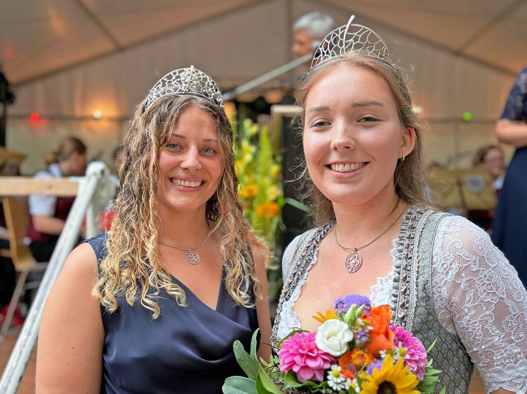 Umzug, Krnung, Erffnung – beim Markgrfler Weinfest, wei man, was man bekommt: eine neue Weinprinzessin und 300 verschiedene Tropfen aus der Region. Bis Montag wird nun gefeiert.