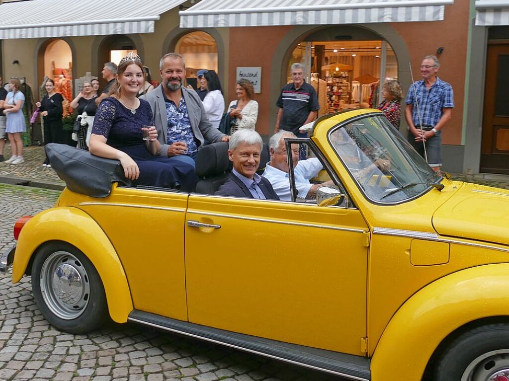 Umzug, Krnung, Erffnung – beim Markgrfler Weinfest, wei man, was man bekommt: eine neue Weinprinzessin und 300 verschiedene Tropfen aus der Region. Bis Montag wird nun gefeiert.