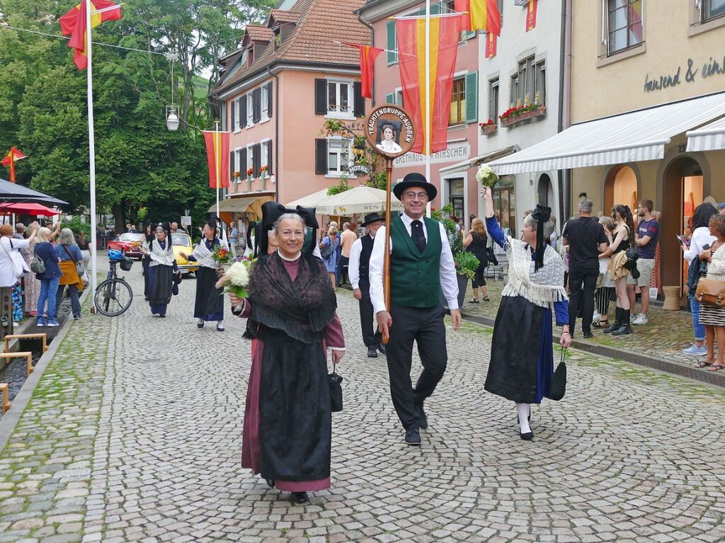 Umzug, Krnung, Erffnung – beim Markgrfler Weinfest, wei man, was man bekommt: eine neue Weinprinzessin und 300 verschiedene Tropfen aus der Region. Bis Montag wird nun gefeiert.