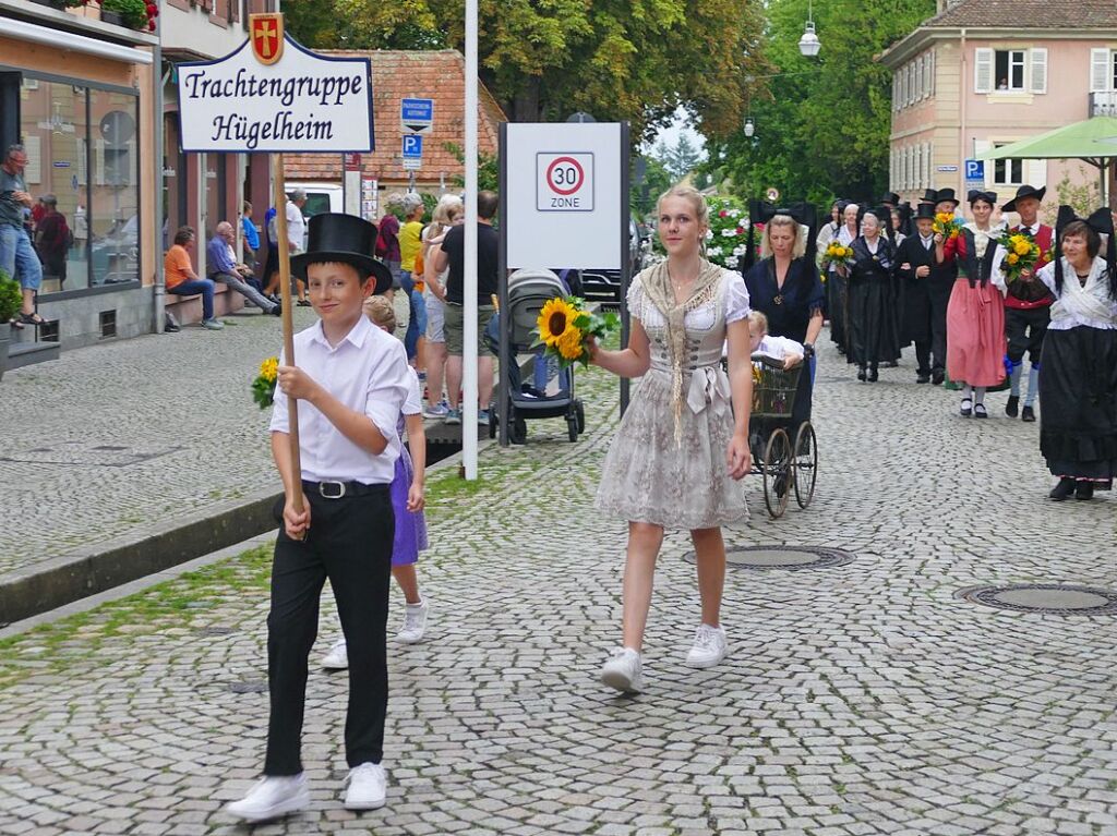 Umzug, Krnung, Erffnung – beim Markgrfler Weinfest, wei man, was man bekommt: eine neue Weinprinzessin und 300 verschiedene Tropfen aus der Region. Bis Montag wird nun gefeiert.