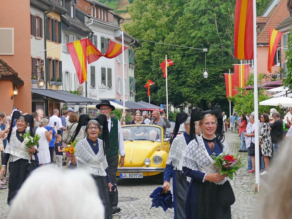 Umzug, Krnung, Erffnung – beim Markgrfler Weinfest, wei man, was man bekommt: eine neue Weinprinzessin und 300 verschiedene Tropfen aus der Region. Bis Montag wird nun gefeiert.