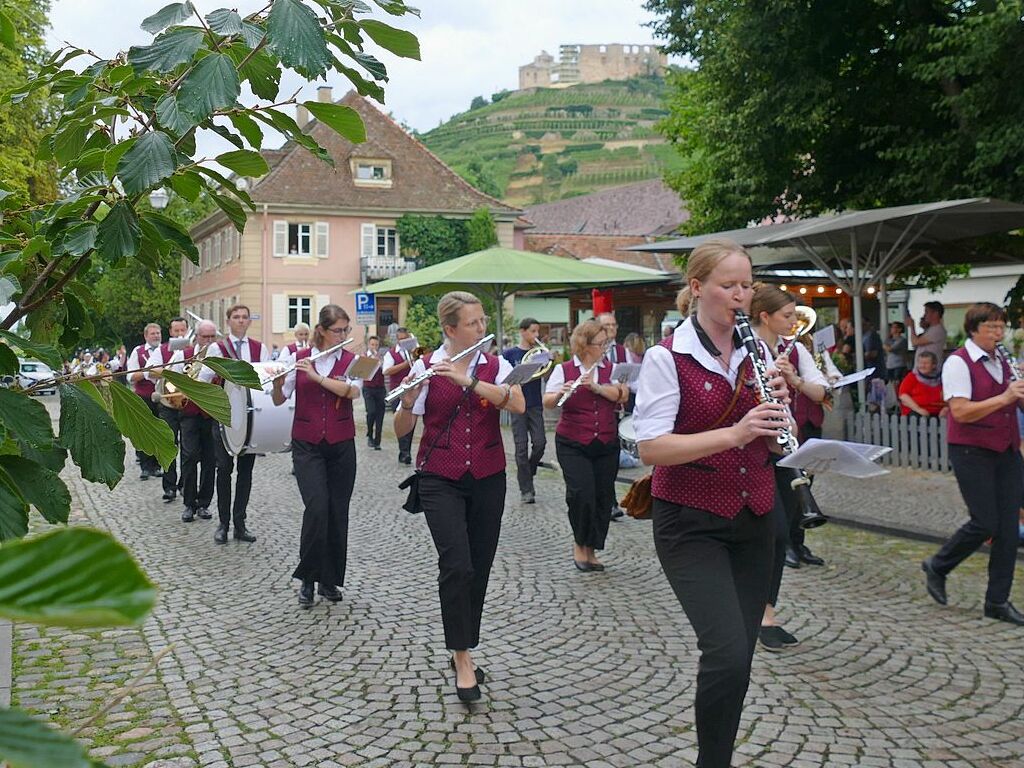 Umzug, Krnung, Erffnung – beim Markgrfler Weinfest, wei man, was man bekommt: eine neue Weinprinzessin und 300 verschiedene Tropfen aus der Region. Bis Montag wird nun gefeiert.