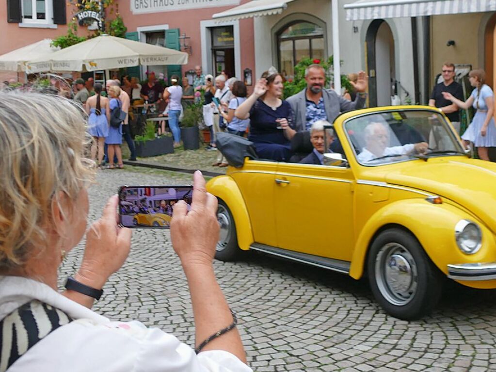 Umzug, Krnung, Erffnung – beim Markgrfler Weinfest, wei man, was man bekommt: eine neue Weinprinzessin und 300 verschiedene Tropfen aus der Region. Bis Montag wird nun gefeiert.