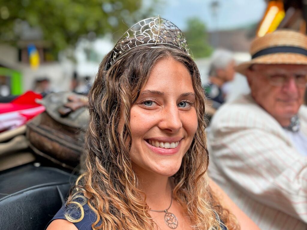 Umzug, Krnung, Erffnung – beim Markgrfler Weinfest, wei man, was man bekommt: eine neue Weinprinzessin und 300 verschiedene Tropfen aus der Region. Bis Montag wird nun gefeiert.