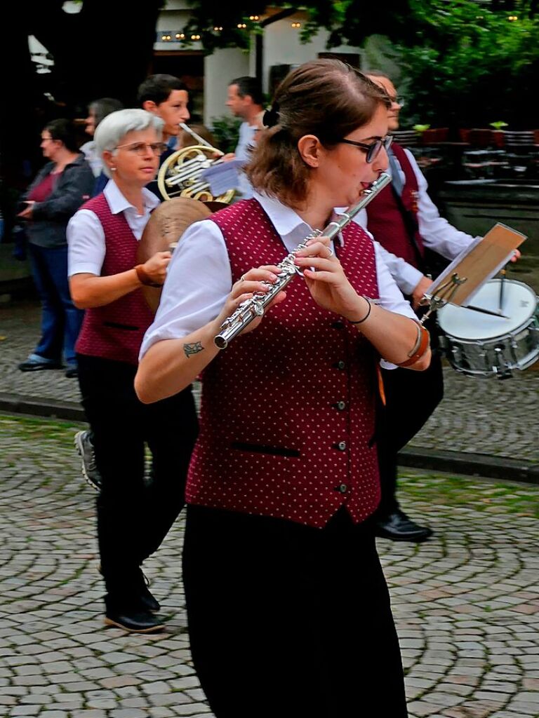 Umzug, Krnung, Erffnung – beim Markgrfler Weinfest, wei man, was man bekommt: eine neue Weinprinzessin und 300 verschiedene Tropfen aus der Region. Bis Montag wird nun gefeiert.