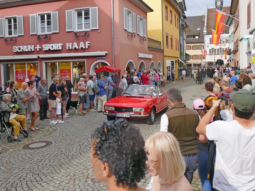 Umzug, Krnung, Erffnung – beim Markgrfler Weinfest, wei man, was man bekommt: eine neue Weinprinzessin und 300 verschiedene Tropfen aus der Region. Bis Montag wird nun gefeiert.