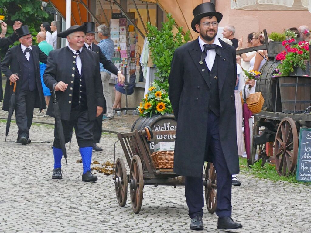 Umzug, Krnung, Erffnung – beim Markgrfler Weinfest, wei man, was man bekommt: eine neue Weinprinzessin und 300 verschiedene Tropfen aus der Region. Bis Montag wird nun gefeiert.