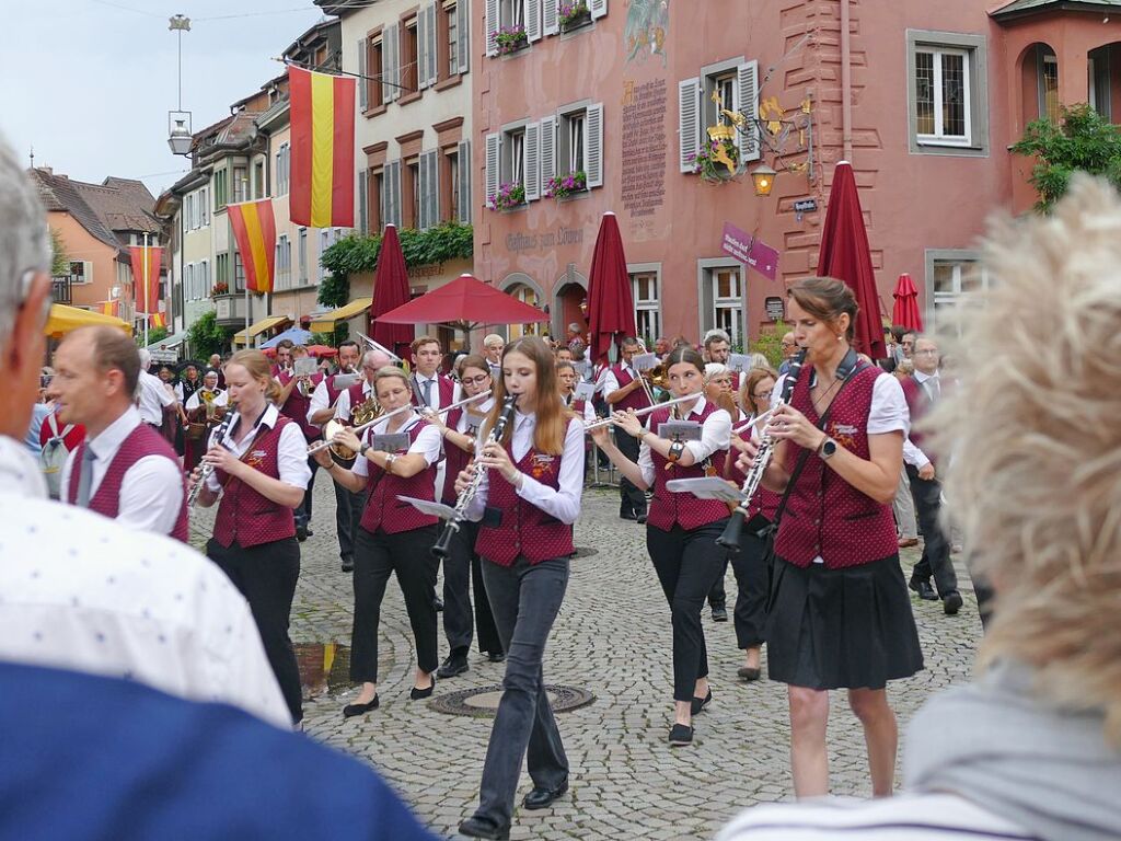 Umzug, Krnung, Erffnung – beim Markgrfler Weinfest, wei man, was man bekommt: eine neue Weinprinzessin und 300 verschiedene Tropfen aus der Region. Bis Montag wird nun gefeiert.