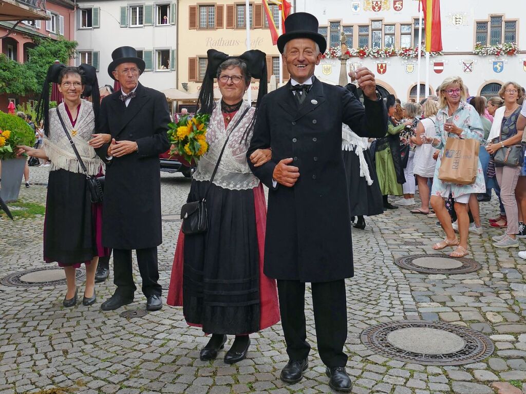 Umzug, Krnung, Erffnung – beim Markgrfler Weinfest, wei man, was man bekommt: eine neue Weinprinzessin und 300 verschiedene Tropfen aus der Region. Bis Montag wird nun gefeiert.