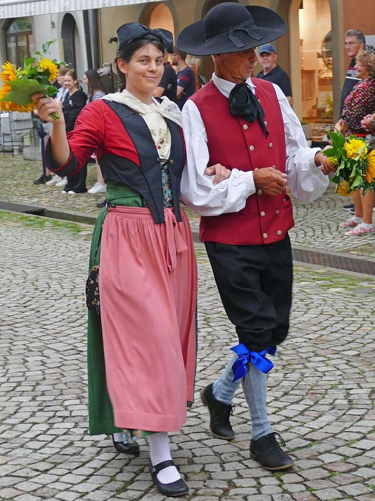 Umzug, Krnung, Erffnung – beim Markgrfler Weinfest, wei man, was man bekommt: eine neue Weinprinzessin und 300 verschiedene Tropfen aus der Region. Bis Montag wird nun gefeiert.