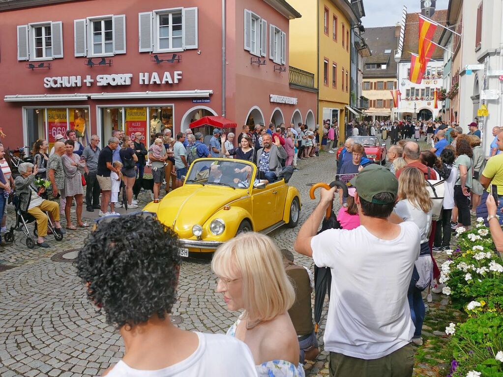 Umzug, Krnung, Erffnung – beim Markgrfler Weinfest, wei man, was man bekommt: eine neue Weinprinzessin und 300 verschiedene Tropfen aus der Region. Bis Montag wird nun gefeiert.