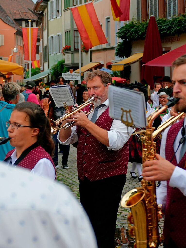 Umzug, Krnung, Erffnung – beim Markgrfler Weinfest, wei man, was man bekommt: eine neue Weinprinzessin und 300 verschiedene Tropfen aus der Region. Bis Montag wird nun gefeiert.