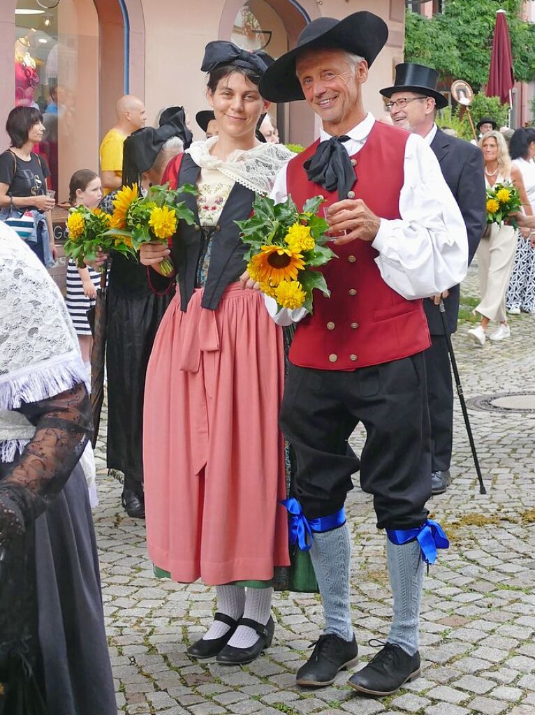 Umzug, Krnung, Erffnung – beim Markgrfler Weinfest, wei man, was man bekommt: eine neue Weinprinzessin und 300 verschiedene Tropfen aus der Region. Bis Montag wird nun gefeiert.