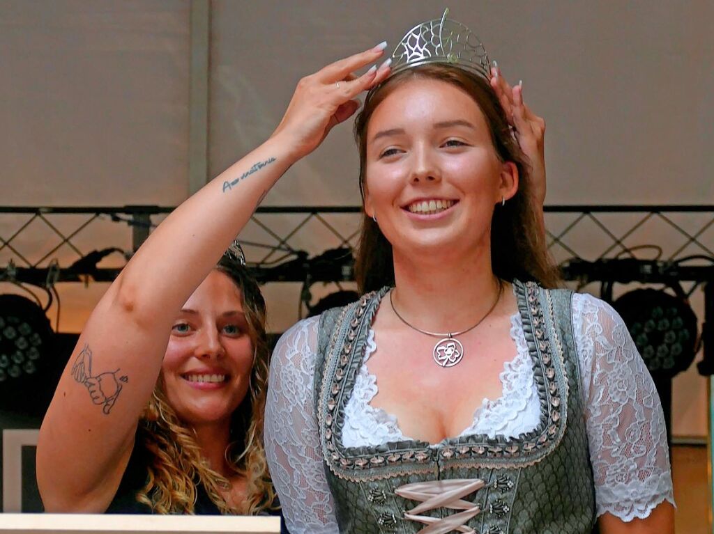 Umzug, Krnung, Erffnung – beim Markgrfler Weinfest, wei man, was man bekommt: eine neue Weinprinzessin und 300 verschiedene Tropfen aus der Region. Bis Montag wird nun gefeiert.