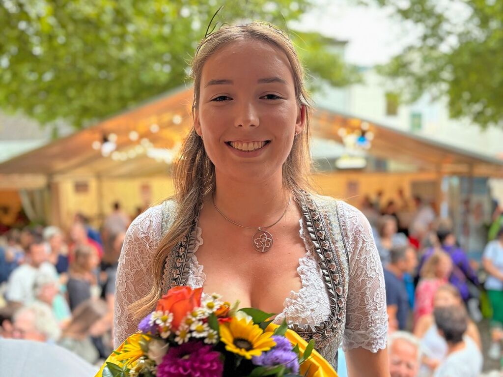 Umzug, Krnung, Erffnung – beim Markgrfler Weinfest, wei man, was man bekommt: eine neue Weinprinzessin und 300 verschiedene Tropfen aus der Region. Bis Montag wird nun gefeiert.