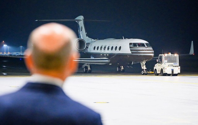 Bundeskanzler Olaf Scholz (SPD) empfn...Teil des Flughafen Kln/Bonn ankommen.  | Foto: Marvin Ibo Gngr (dpa)