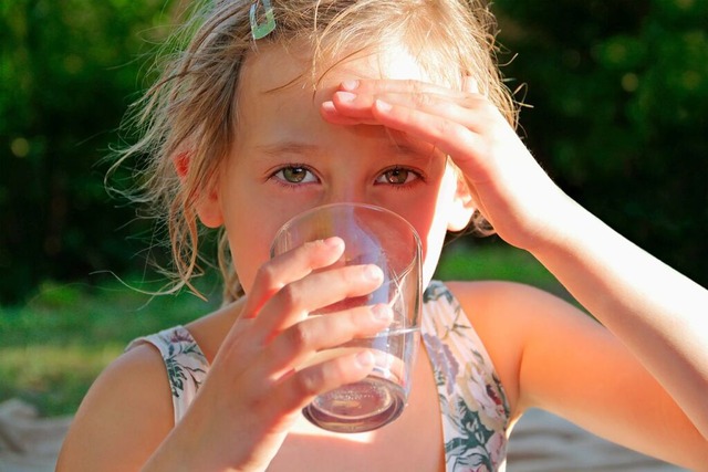 Viel trinken ist wichtig, schlielich ...per zu mehr als der Hlfte aus Wasser.  | Foto: farbkombinat (stock.adobe.com)